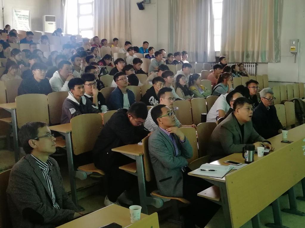 广大师生认真聆听报告